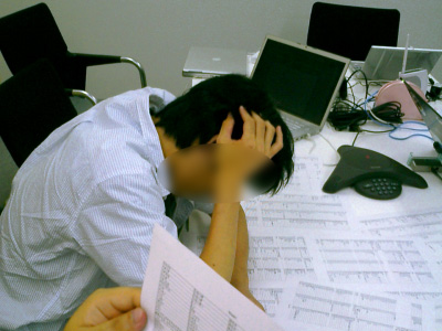 写真：長時間の会議で疲労するスタッフ